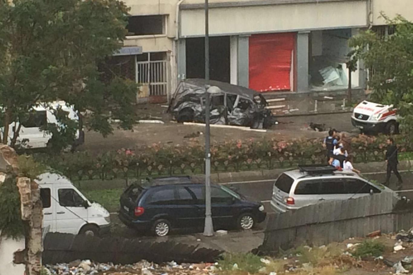 İstanbul'da polis aracına saldırı İstanbul'da polis aracına saldırı